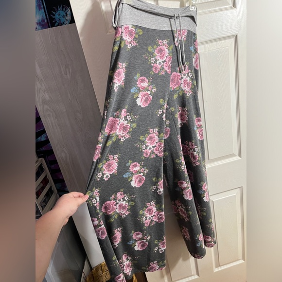 Celeste plus size 3x wide leg flare Y2k grey and pink roses yoga pants - Picture 6 of 9